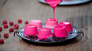 Fransız mousse kek ayna sır ile. Modern Avrupa tatlı.