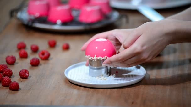 Французький малини мус торт з рожевими дзеркало глазурі. Прикрасити торт з горіхами — стокове відео
