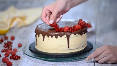 pasta şefi meyveleri olan bir pasta Süsle.