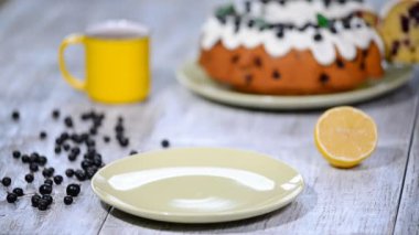 Siyah frenk üzümü ile hassas lezzetli pasta.
