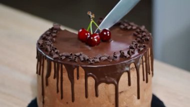 Çikolatalı pasta kesme. Kiraz ile çikolatalı kek.