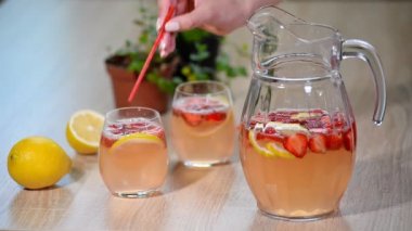 Beyaz ahşap zemin üzerinde çilek limonata