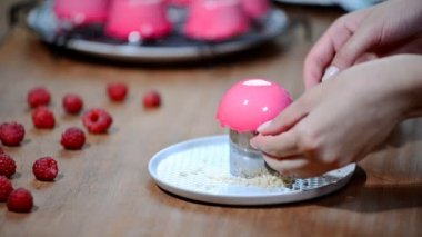 Pembe ayna sır ile Fransız ahududu mousse kek. Fındıklı kek süslemeleri.