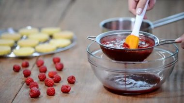 Frambuaz sos elenmiş.