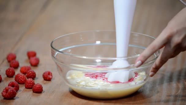 Klop met een mixer mirror glaze. Making mousse cake met spiegel roze glazuur en verse bessen. — Stockvideo