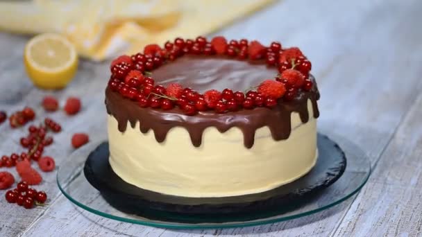 Hausgemachter Kuchen mit roten Beeren. — Stockvideo