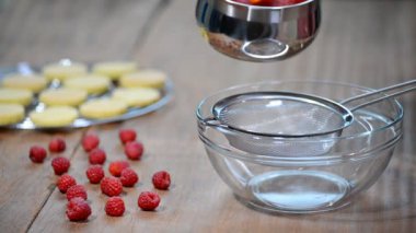 Frambuaz sos elenmiş.