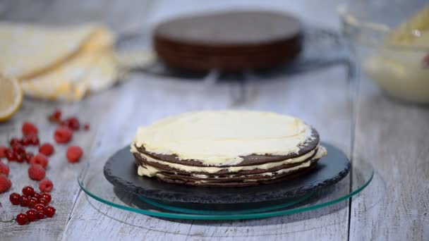 Torta al miele al cioccolato Medovik. Pasticceria professionale che fa deliziosa torta . — Video Stock