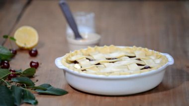 Kek için malzemeler taze kiraz pasta ile doldurulmuş. Kirazlı turta hazırlama kadın.