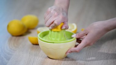 Sıkma limon suyu