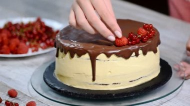 pasta şefi meyveleri olan bir pasta Süsle.