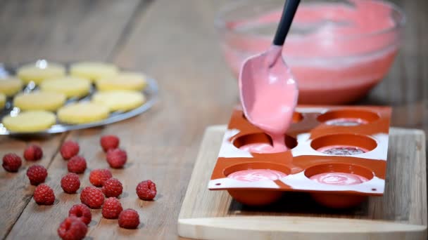 Préparation d'un délicieux gâteau en mousse. Gâteaux en mousse française avec glaçure miroir. Dessert européen moderne . — Video