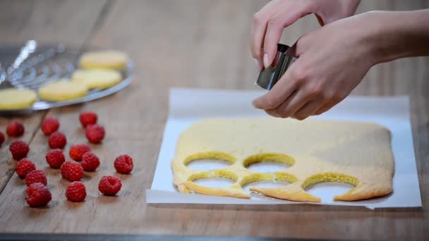 Female hands cutting and preparing cake crust . — Stock Video