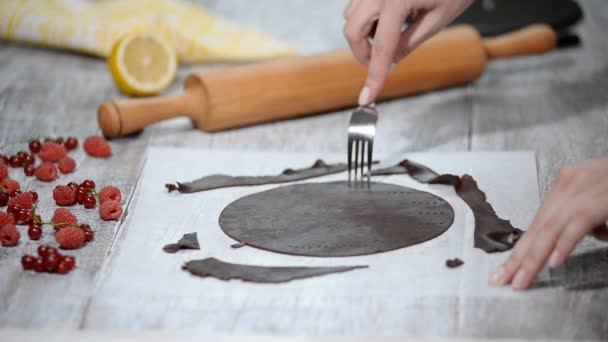 Piquez la base de l'étui à pâtisserie partout avec une fourchette — Video