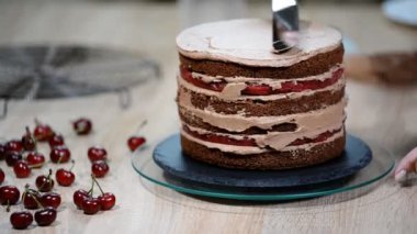 Siyah tasarımcı pasta adım adım hazırlanması. Pasta krema ile pudra kapsar.