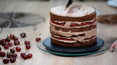 Siyah tasarımcı pasta adım adım hazırlanması. Pasta krema ile pudra kapsar.