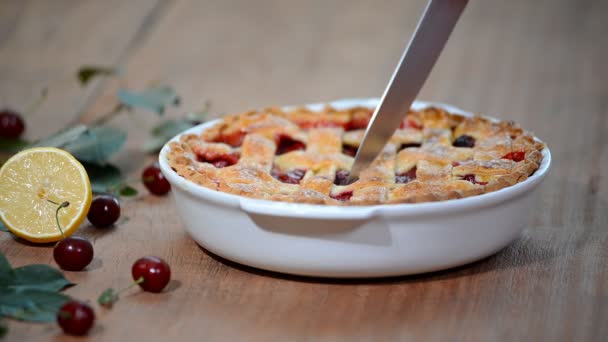 Heerlijke zelfgemaakte Cherry Pie met een schilferige korst. Snijden van een cherry pie. — Stockvideo