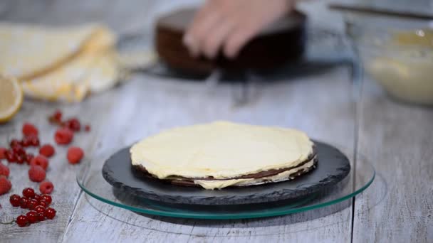 Chocolate mel camada bolo Medovik. Confeiteiro profissional fazendo bolo delicioso . — Vídeo de Stock