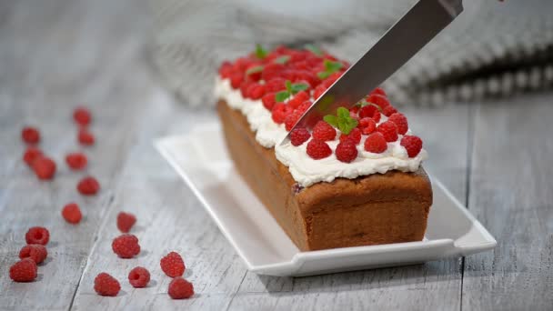 Tarta de frambuesa para vacaciones. Corte de pastel de frambuesa — Vídeos de Stock