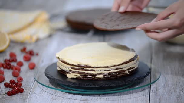 Schokoladenhonigkuchen medovik. Profi-Konditor macht leckeren Kuchen. — Stockvideo