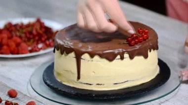 pasta şefi meyveleri olan bir pasta Süsle.