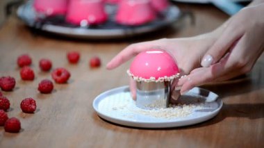 Pembe ayna sır ile Fransız ahududu mousse kek. Fındıklı kek süslemeleri.