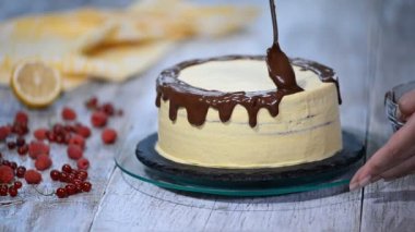 Çıplak kek üzerine dökülen sıvı çikolata.