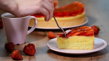 Çilekli jöle pasta pembe plaka üzerinde bir parça