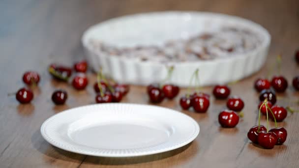 Cereja clafouti - tradicional francês doce fruta sobremesa clafoutis com cerejas . — Vídeo de Stock