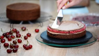 Siyah tasarımcı pasta adım adım hazırlanması. Pasta krema ile pudra kapsar.