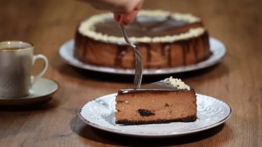 Çikolatalı cheesecake plaka üzerinde dilim