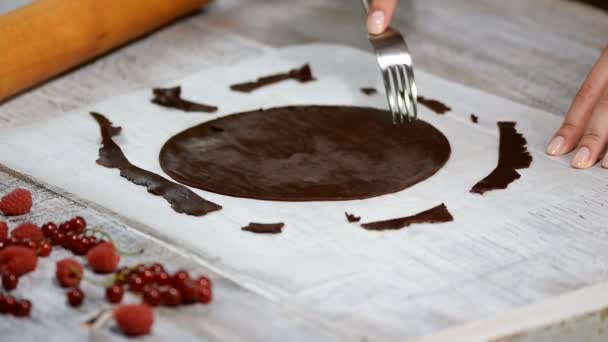 Pincha la base de la caja de pasteles con un tenedor . — Vídeos de Stock