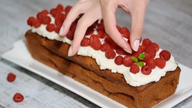 Kek Ahududu ve nane yaprakları.