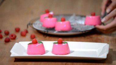 Pembe ayna sır ile Fransız ahududu mousse kek.