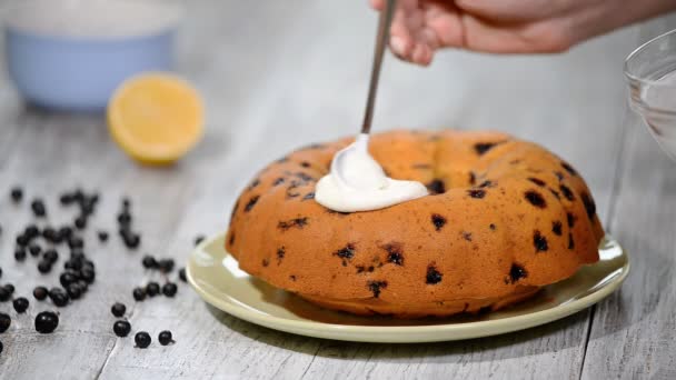 Gâteau bundt fait maison avec glaçage et baies noires . — Video