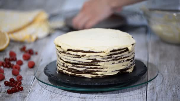 Schokoladenhonigkuchen medovik. Profi-Konditor macht leckeren Kuchen. — Stockvideo