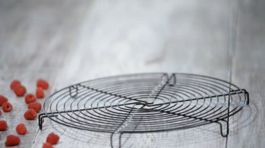 Kek Ahududu ve beyaz çikolata