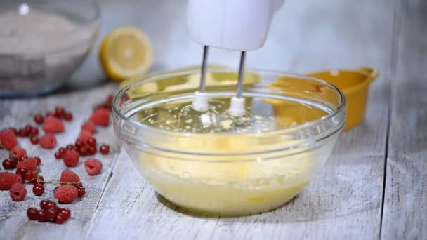 Mélange beurre et sucre. Préparation de la pâte pour gâteau . — Video