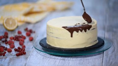 Çıplak kek üzerine dökülen sıvı çikolata.