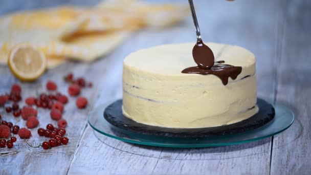 Рідкий шоколад наливається на голий торт . — стокове відео