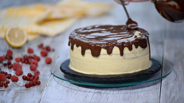 Liquid Chocolate pouring on the naked cake. — Stock Video