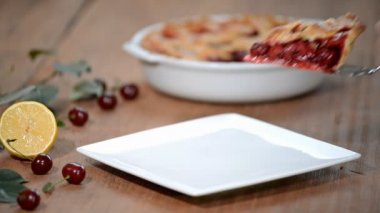 Lezzetli bir parça plaka üzerinde kiraz kek.