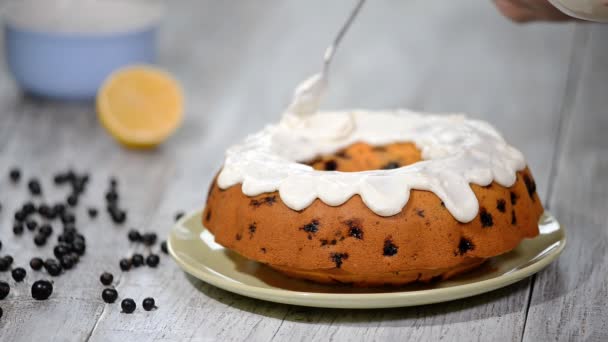 Zelfgemaakte bundt cake met slagroom en zwarte bessen. — Stockvideo