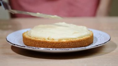 Kadın pudra muhallebi krem vanilyalı krema ile sünger kek yapma