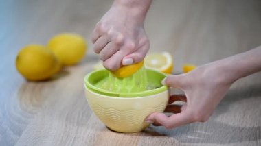 Sıkma limon suyu. Limon meyve