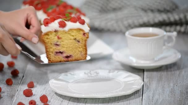 Torta con lamponi e foglie di menta . — Video Stock