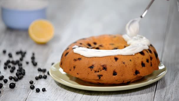 Tarta Casera Con Hielo Bayas Negras — Vídeos de Stock