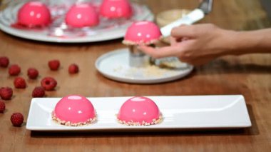 Pembe ayna sır ile Fransız ahududu mousse kek.