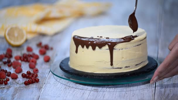 Chocolate líquido derramando no bolo nu . — Vídeo de Stock