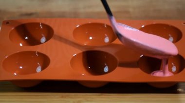 Lezzetli mousse kek hazırlanması. Fransız mousse kek ayna sır ile. Modern Avrupa.